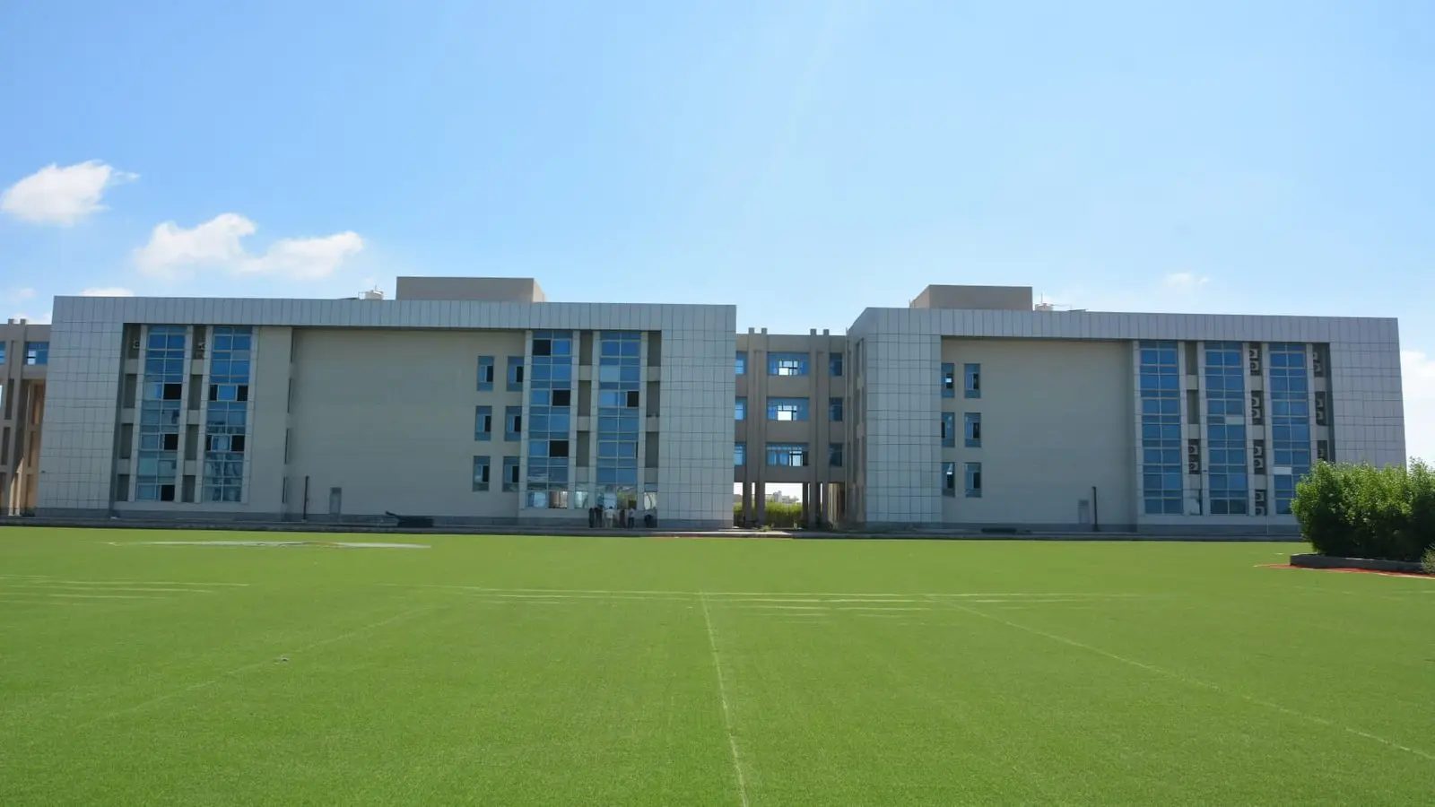 حرم جامعي حديث ومتطور